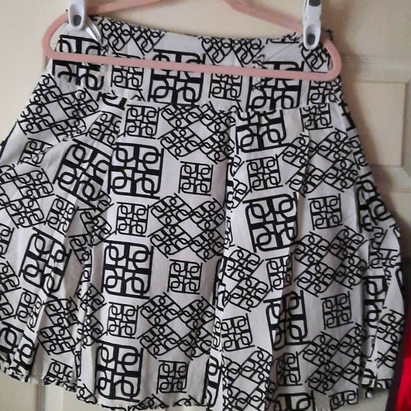 Black and white flared skirt. - Picture 2 of 8